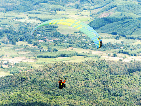 Paragliding on Khanh Le mountain pass, Khanh Hoa Province