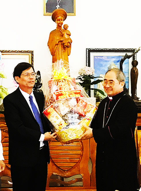 <span style="text-align: justify;">Nguyen Tan Tuan offers greeting flowers to&nbsp;</span><span style="text-align: justify;">Nha Trang Diocese Bishop's House.</span>