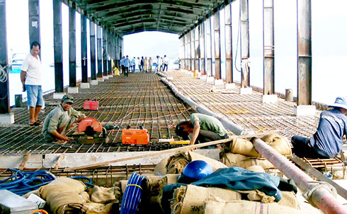 Vinh Luong wharf under repair