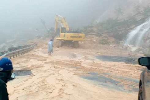 Severe landslide on Khanh Le Pass
