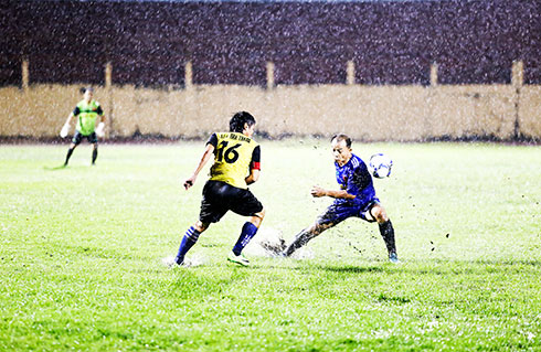 Khanh Hoa's former footballers meet at charity football tournament