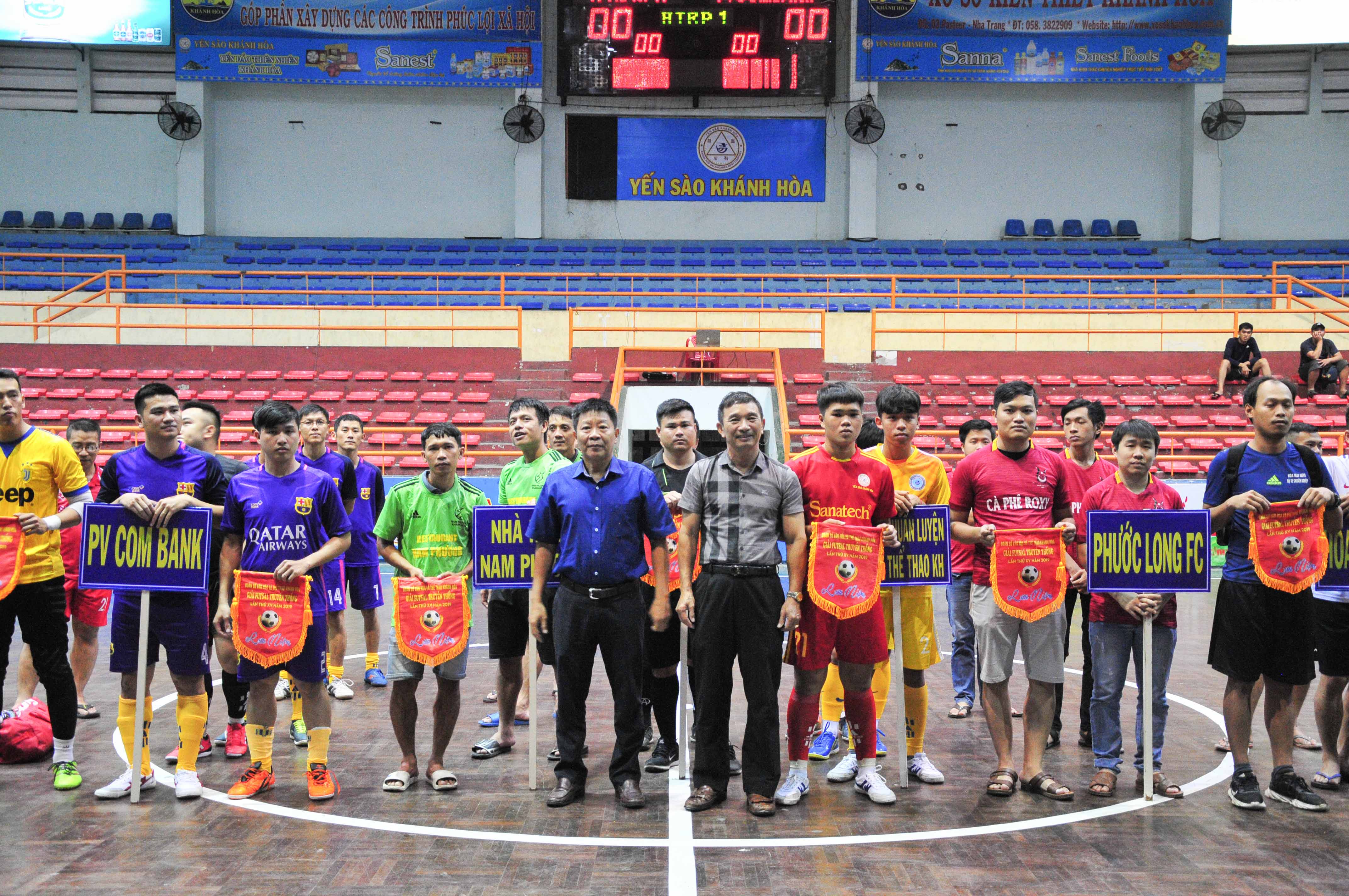 Organization committee giving commemorative flags to teams