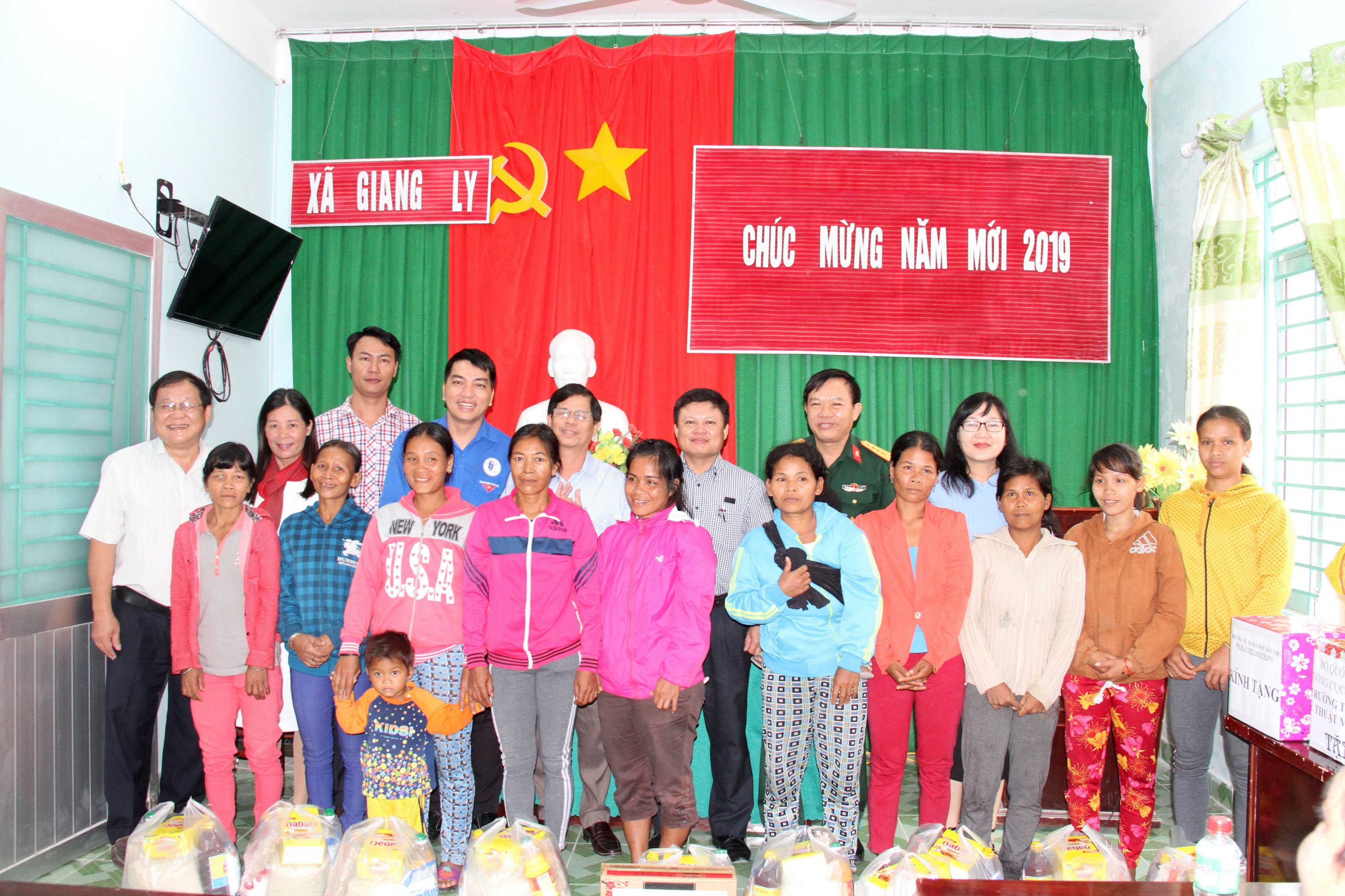 New Year gifts for Giang Ly Commune