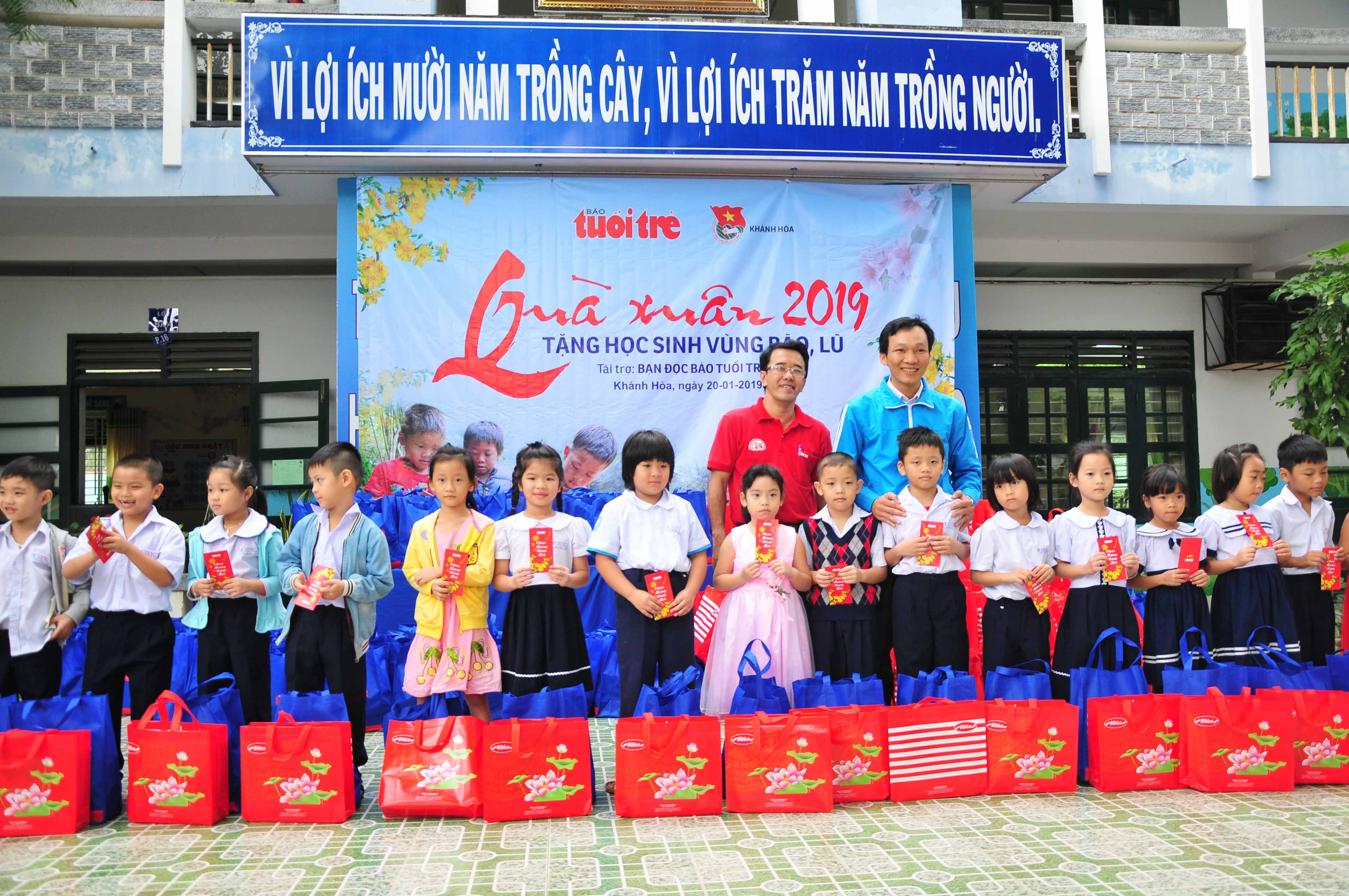 New Year gifts for students of storm-stricken families