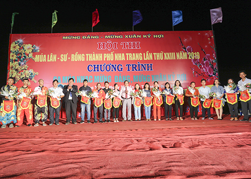 Organization committee offering flowers and commemorative flags to teams