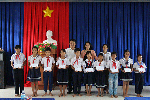 50 scholarships, 10 gifts for Khanh Hoa - Jeju Primary School