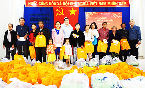 Khanh Hoa Newspaper and SHB donate 100 New Year gifts to the poor