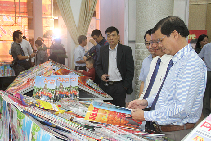 Representatives reading spring publications