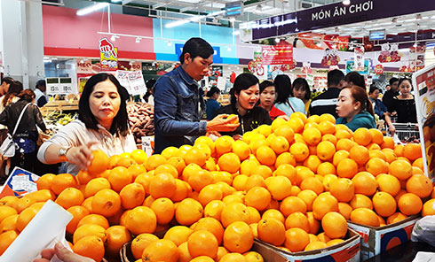 Imported fruits selling well