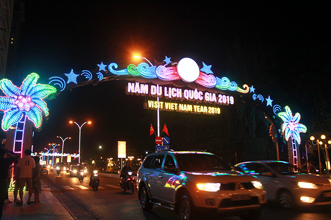 Nha Trang busier and more glittering on last days of year