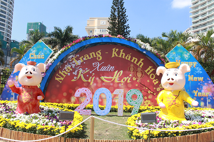 Statues of two pigs in ao dais (Vietnam’s traditional dress) at the pavement opposite 2-4 Square. Red and yellow represent good luck and wealth. 