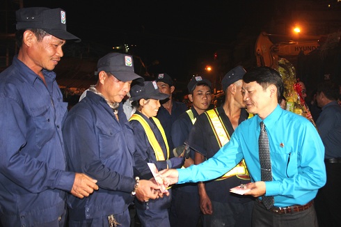 Lucky money for staff on duty during Tet