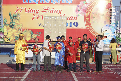 Organization committee offering flowers to players and referees