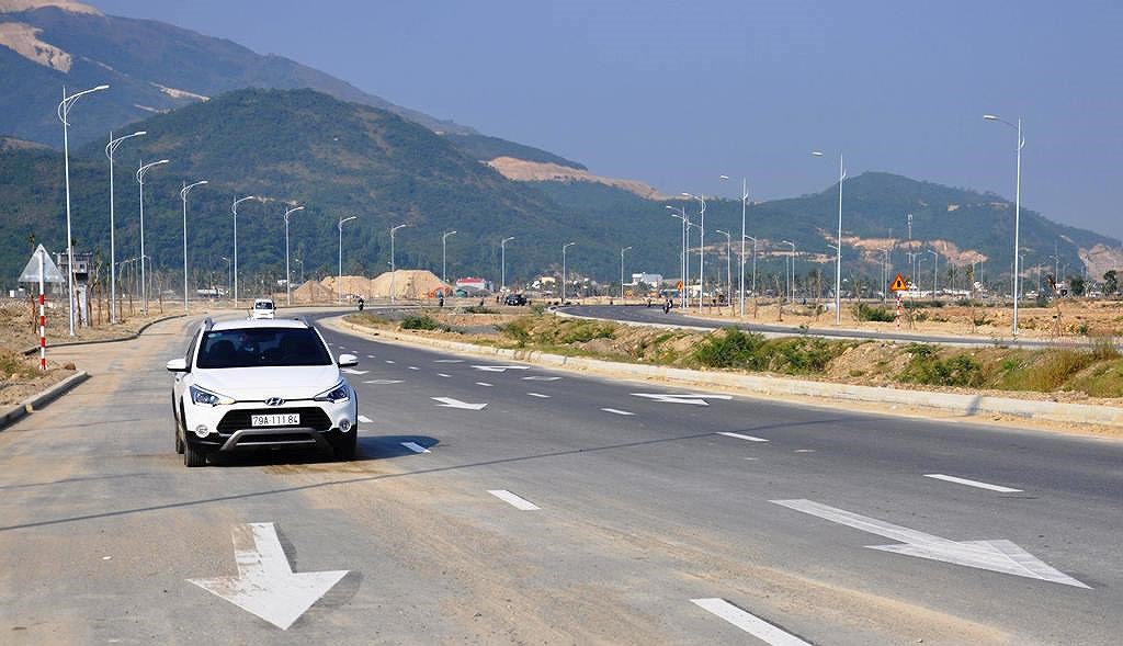 Planting trees on Vo Nguyen Giap