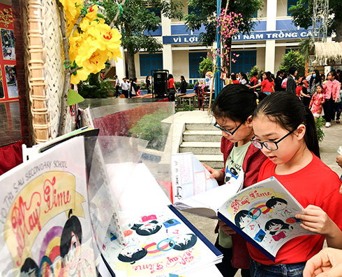 Students making magazines in English