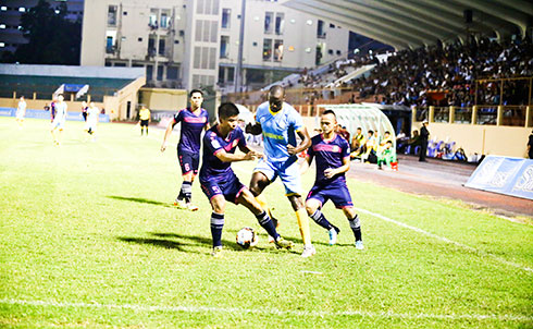 Youssouf Toure (middle), one of quality foreign players of Sanna KH-BVN