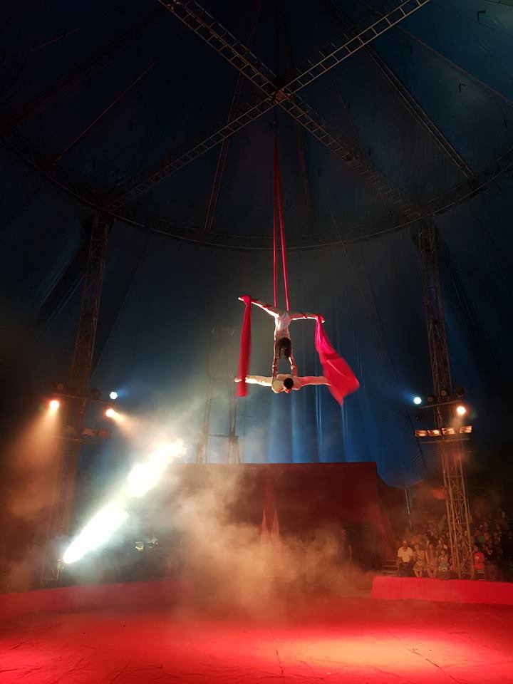 Breathtaking aerial acrobatic acts