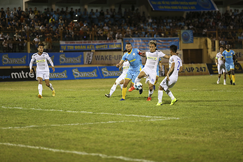 Sanna KH-BVN (in light blue) and Hoang Anh Gia Lai