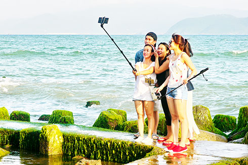 Take photo with moss under Tran Phu Bridge