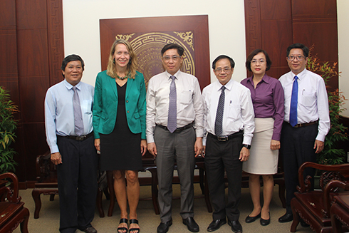 <div>Le Duc Vinh (3rd from left) and Mary Tarnowka, U.S Consul General posing for a commemorative photo.</div><div><br></div>