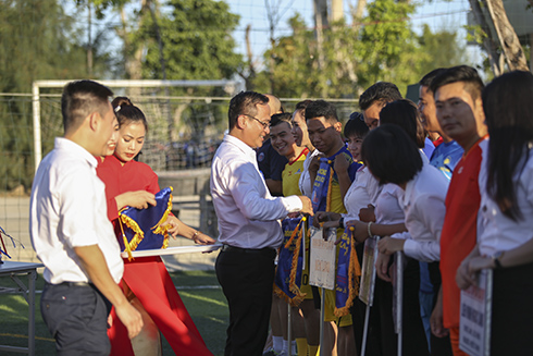 Organization committee offering commemorative flags to teams