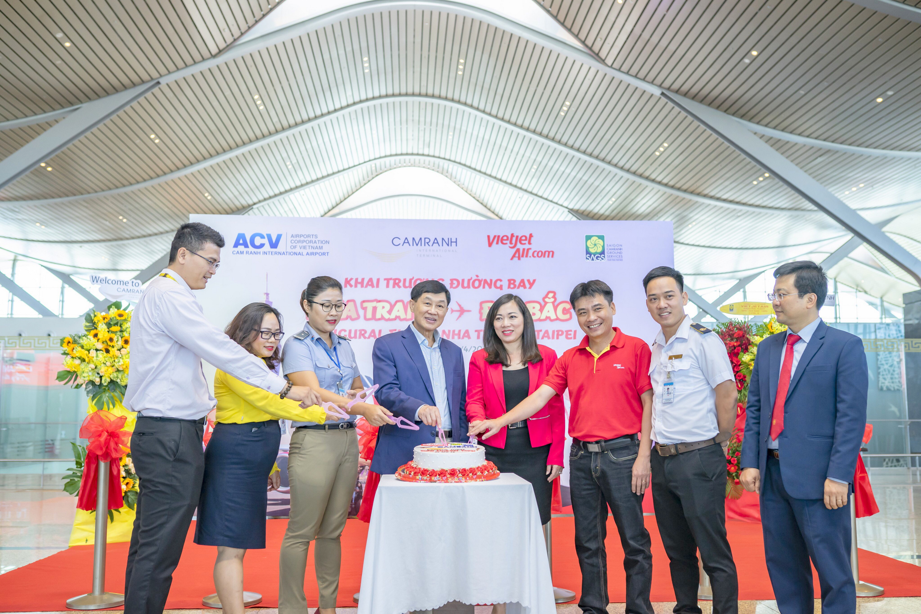 Cutting cake to open 