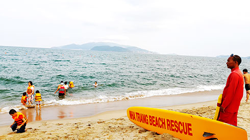 Rescue watching bathing area in front of 2-4 Square