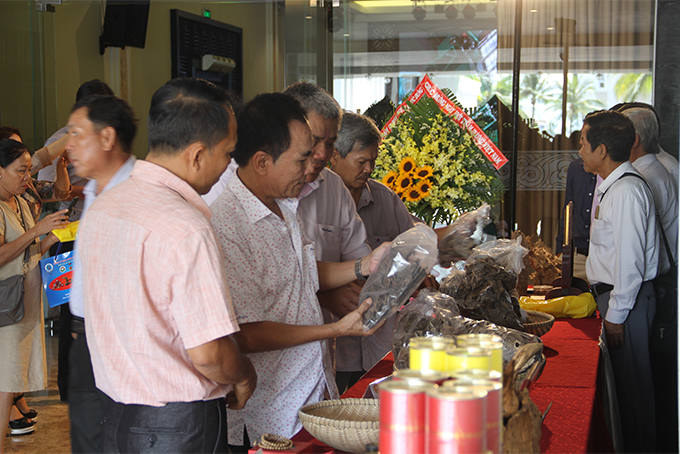 Representatives contemplating aloe wood products