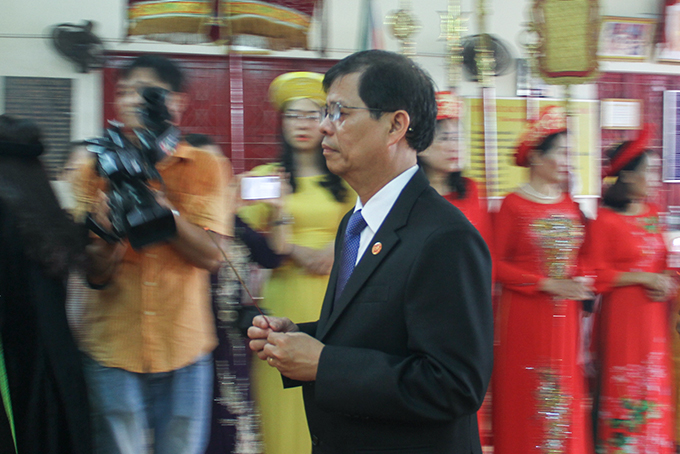 Nguyen Tan Tuan offering incense to altar of Hung Kings…