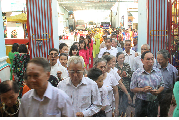 Khanh Hoa people paying tribute to Hung Kings