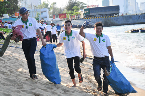 Over 100 volunteers join beach clean-up