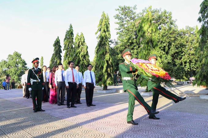 Wreath laid at Hon Dung Martyr Cemetery