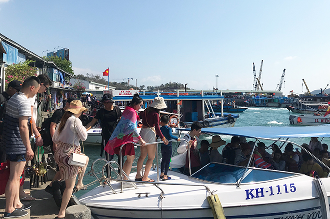 Thousands of tourists visit islands in Nha Trang Bay (Photo: Tourists boarding at Cau Da Port)