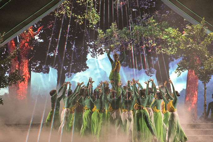 Dance reflecting the eternal vitality of trees creating aloe wood