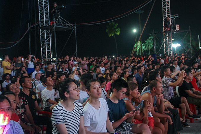 Locals and tourists seeing performances