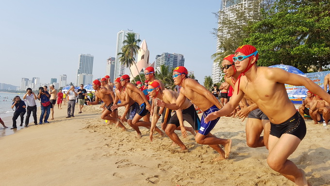 Contestants in 3x400m swim relay