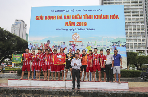Nha Trang team wins 2019 Sea Festival beach football competition