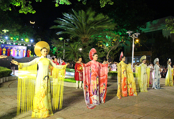 Opening performance of Ao Dai Festival