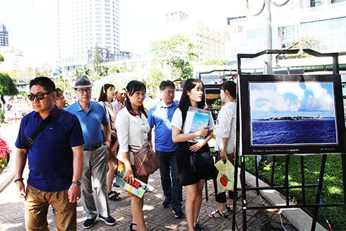 Displaying 120 photographs of central coastal and highland regions