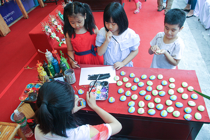 Teaching children to draw on handicrafts made of recycled materials