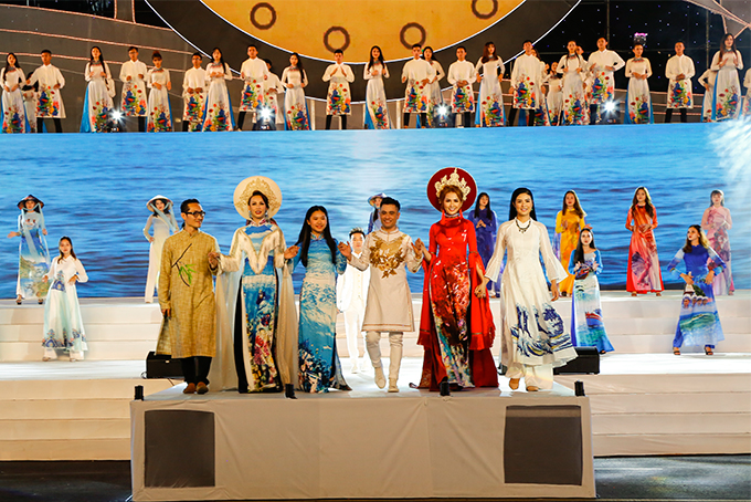 Miss Vietnam 2019 Ngoc Han (right) is MC and one of designers of ao dai collection