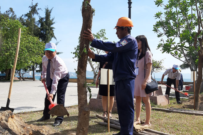 Commemorative trees planted