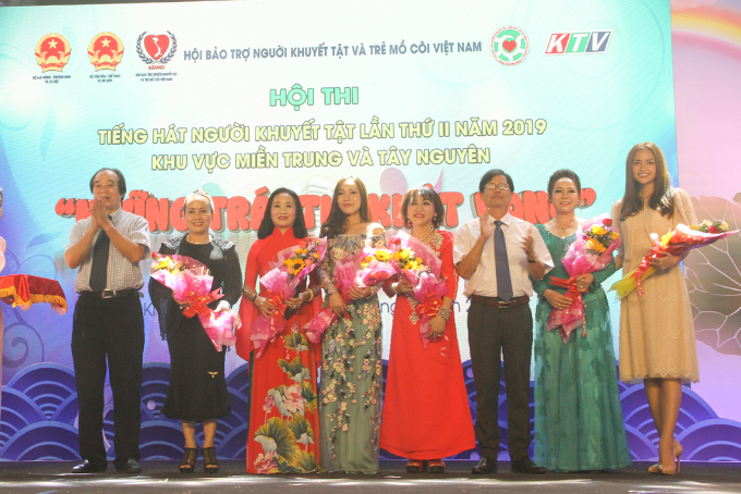 Representatives offering flowers to juries