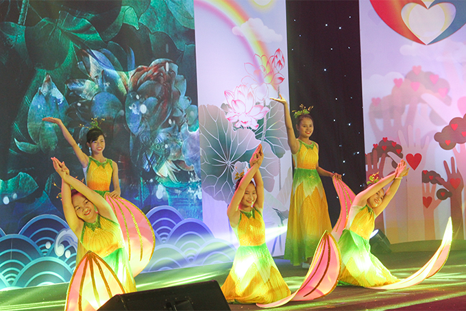 “Lotus flowers offering to Uncle Ho” dance of Phu Yen team