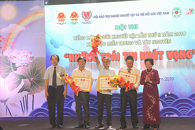 Representatives of organization committee giving awards to three most excellent teams