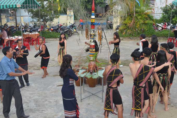 Dancing around jars of “cần” wine (wine drunk out of a jar through pipes)