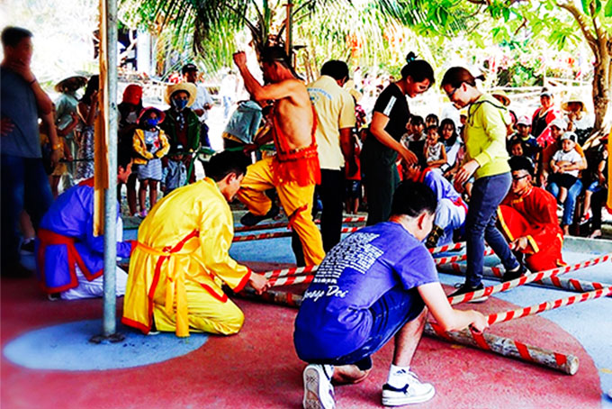 Bamboo dancing on 