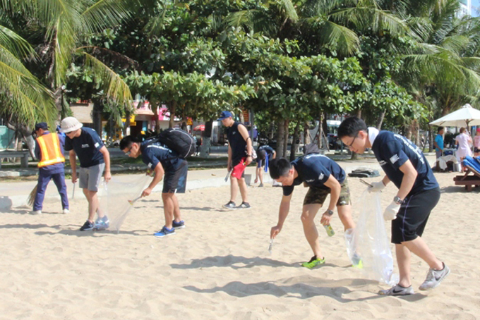 Japanese sailors join Nha Trang Beach clean-up effort