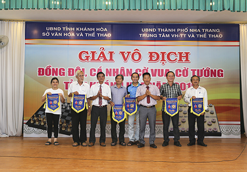 Organization committee offering commemorative flag to teams