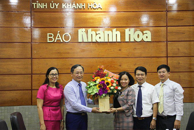 Province Pernament Vice-Chairman visits Khanh Hoa Newspaper